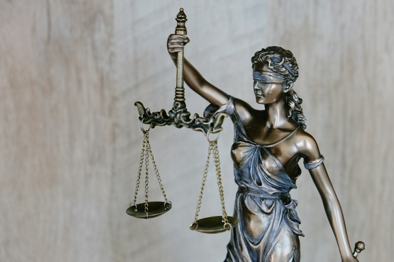 Falscher Mordhinweis von Claude: Anthropic legt KI-Pannen offen – EU fordert Auskunft
