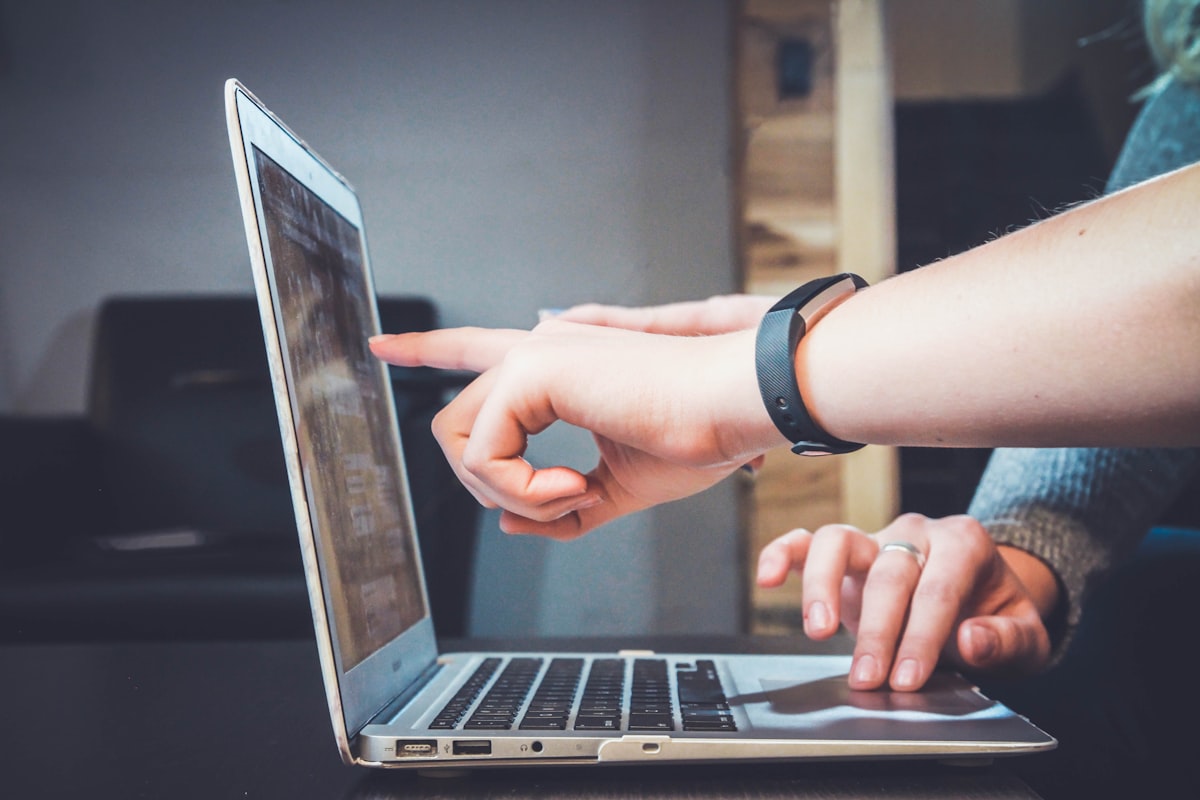 Menschen arbeiten zusammen – Community und KI-Tool-Bewertungen