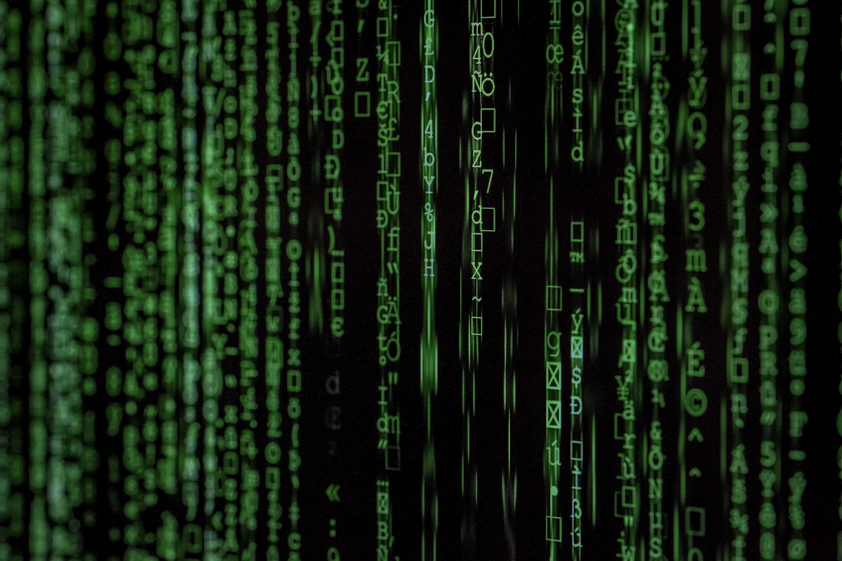Digitale Datenströme und Code — Symbolbild für den Konflikt zwischen KI-Sicherheit und militärischer Nutzung