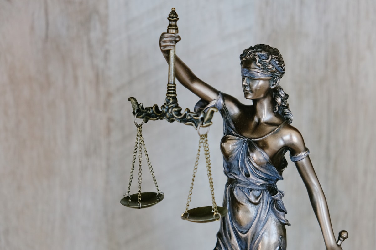 Justicia-Statue vor Gericht — Symbolbild für den Rechtsstreit zwischen Anthropic und dem Pentagon